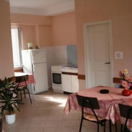 In With Terrace, W-lan Bed & Breakfast Banjol